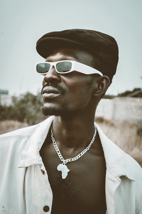 Foto d'estoc gratuïta de bigoti, cadena, camisa blanca