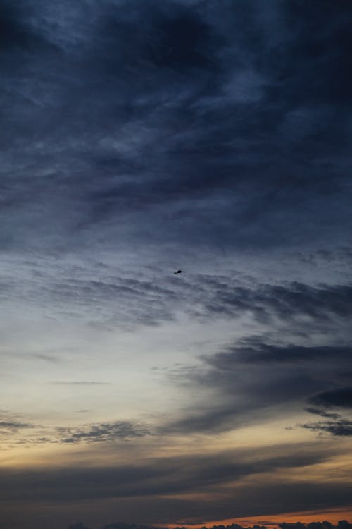 Foto stok gratis awan, bayangan hitam, langit biru
