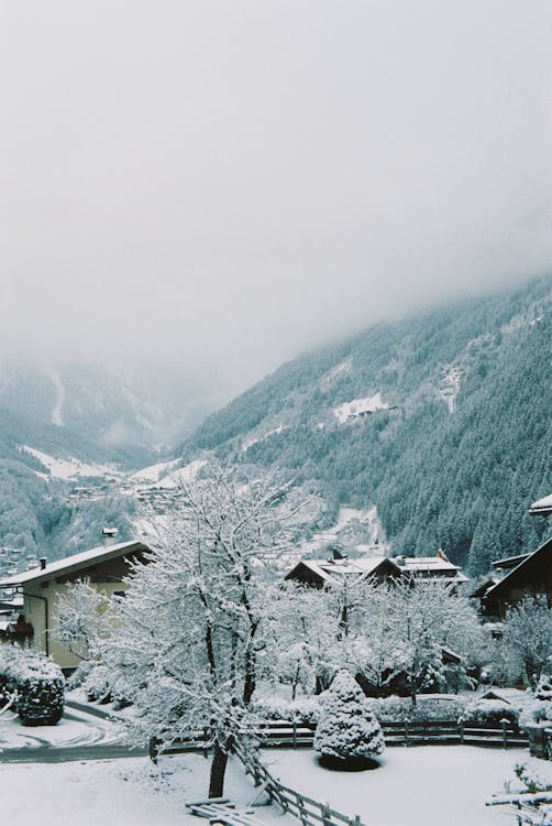 dağ, dikey atış, evler içeren Ücretsiz stok fotoğraf