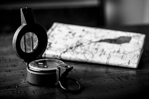 Fotobanka s bezplatnými fotkami na tému čiernobiely, čierny a biely, kompas