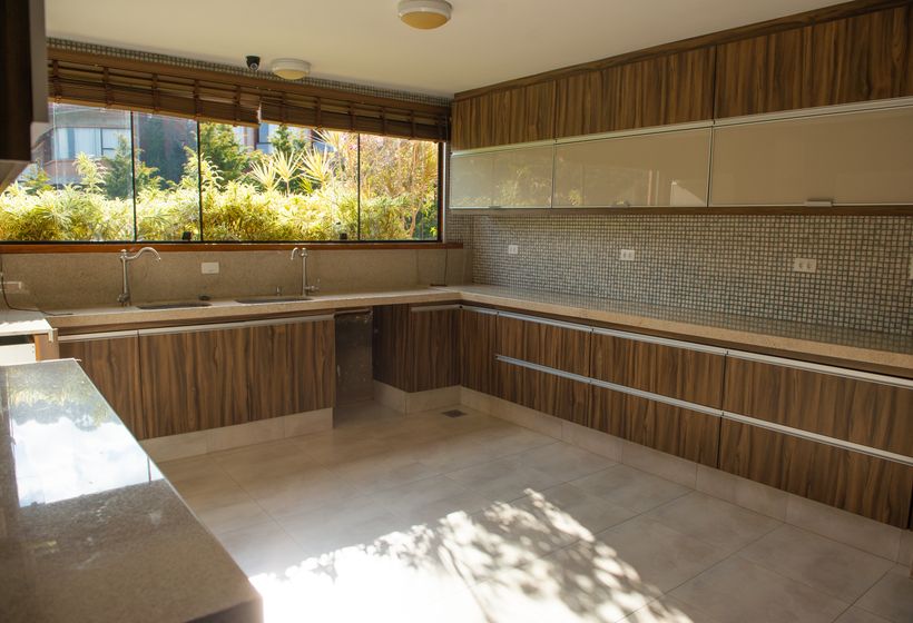 Outdoor Kitchens & Bars