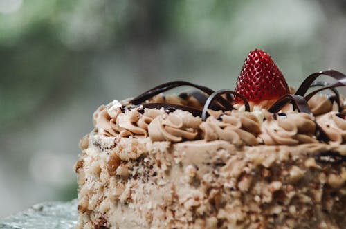 Photographie De Mise Au Point Peu Profonde De Gâteau Avec Fraise Sur Le Dessus