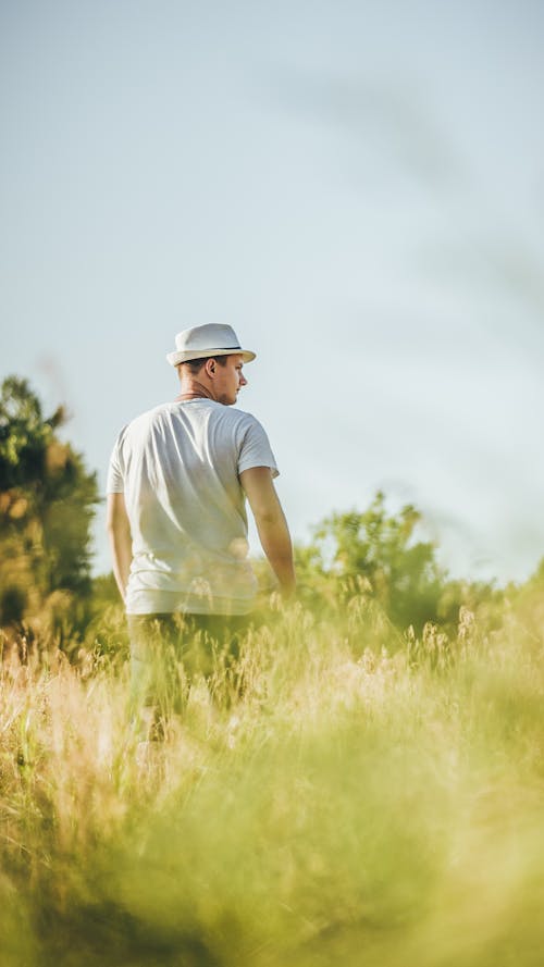 Immagine gratuita di camminando, campo, cappello