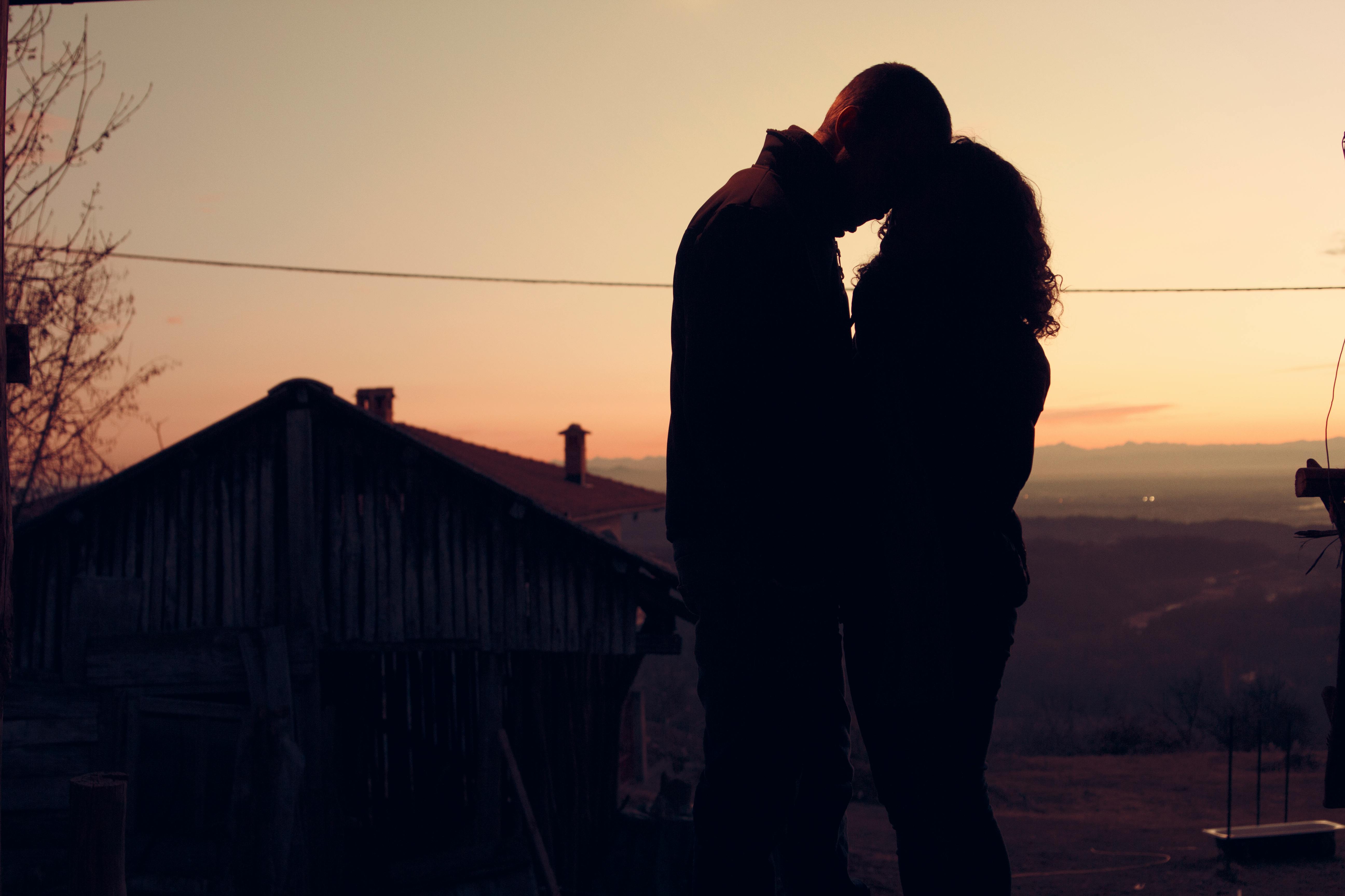 https://images.pexels.com/photos/1121/dawn-sunset-couple-love.jpg