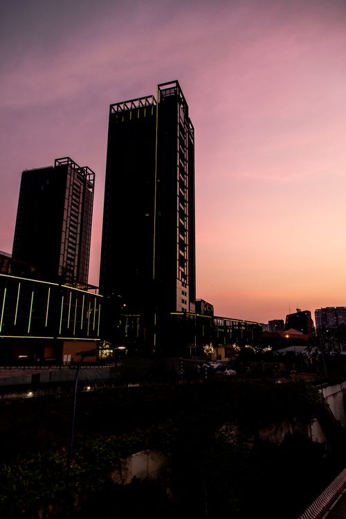 Free Captivating urban skyline with tall buildings against a pink sunset sky, showcasing modern architecture in Vietnam. Stock Photo