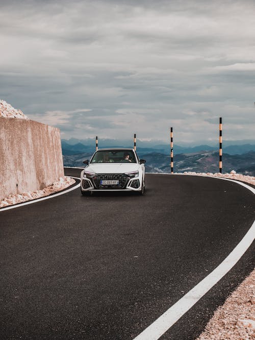 Foto profissional grátis de automobilístico, carro branco, céu branco