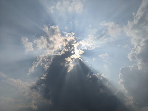 一縷陽光, 在云层之上, 灰 的 免费素材图片