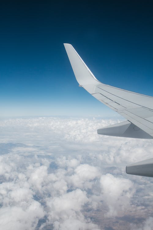 grátis Avião Branco Sobre O Céu Branco Foto profissional