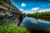 在充满活力的日光下，美丽的夏季场景中，桥梁、河流与倒影交相辉映