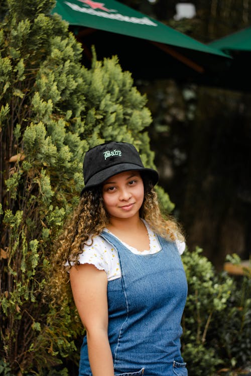 Photos gratuites de chapeau de seau, cheveux bouclés, femme