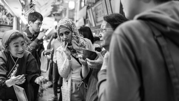 黑白照片捕捉了街头市场中不同群体的活跃景象