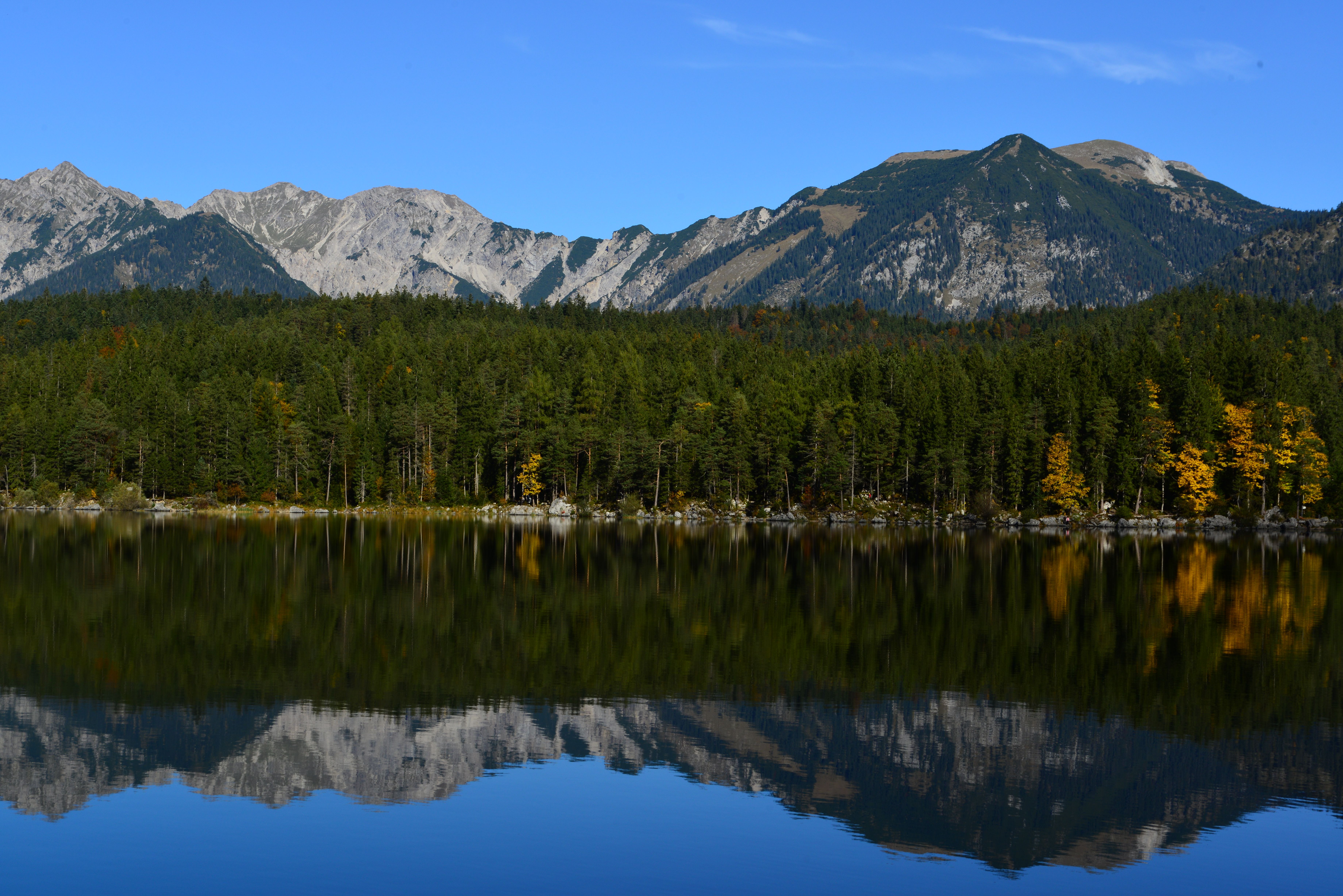 Spiegelung eines Bergsees