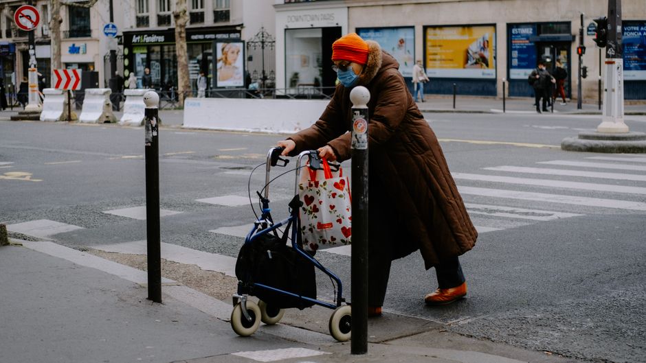 Why This Is the Best Multivitamin for Women Over 50 in Paris (My Morning Metro Ritual)