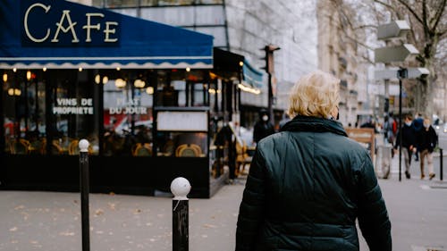 arkadan görünüm, bar kafe, Dükkan içeren Ücretsiz stok fotoğraf