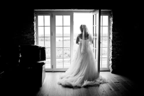 Photographie En Niveaux De Gris D'une Femme Portant Une Robe De Mariée