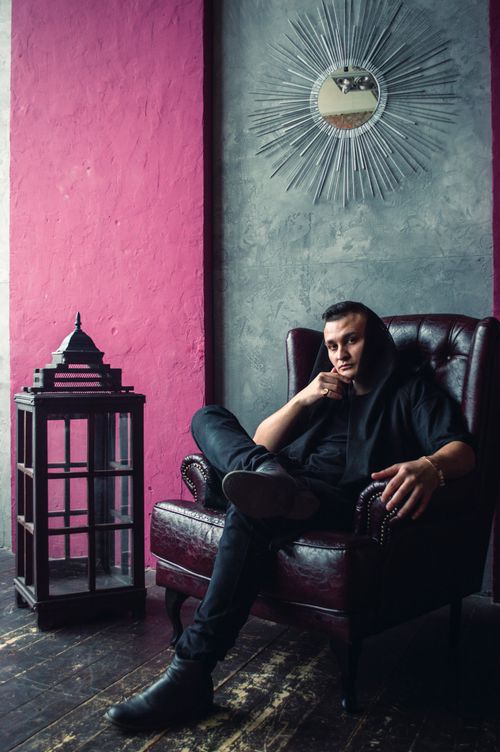 Free Modern portrait of a man sitting in a leather armchair in a stylishly decorated room. Stock Photo