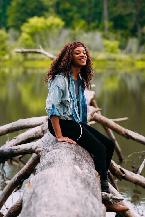 Ingyenes stockfotó afro-amerikai nő, boldog, fahasáb témában