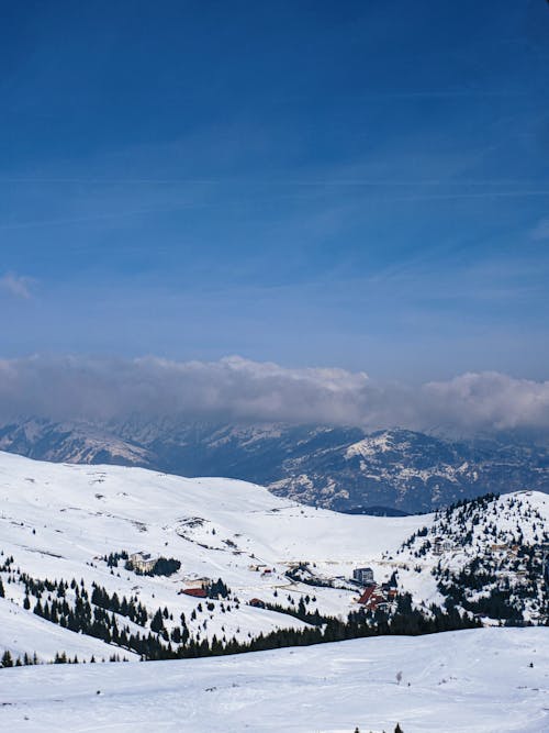 бесплатная Бесплатное стоковое фото с вертикальный выстрел, голубое небо, горы Стоковое фото
