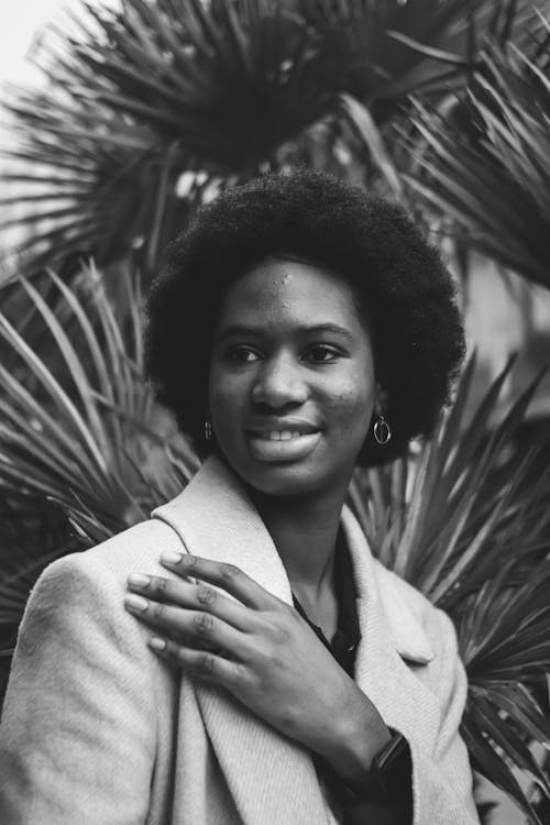 afrikalı-amerikalı kadın, afro saç, blazer ceket içeren Ücretsiz stok fotoğraf
