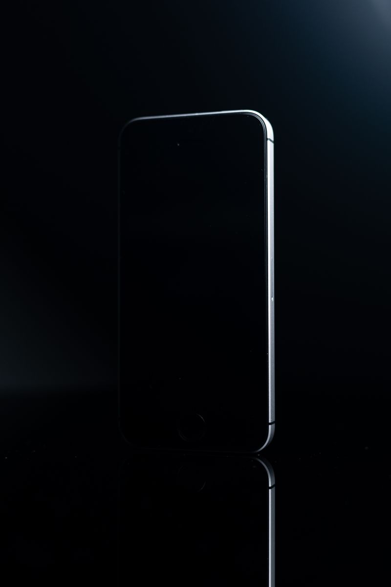 iPhone en superficie reflectante