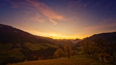 山谷风景如画，日落宁静，绿树成荫，天空充满活力