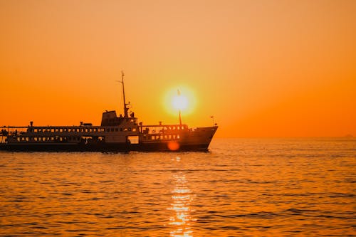 Ücretsiz akşam karanlığı, deniz, gemi içeren Ücretsiz stok fotoğraf Stok Fotoğraflar
