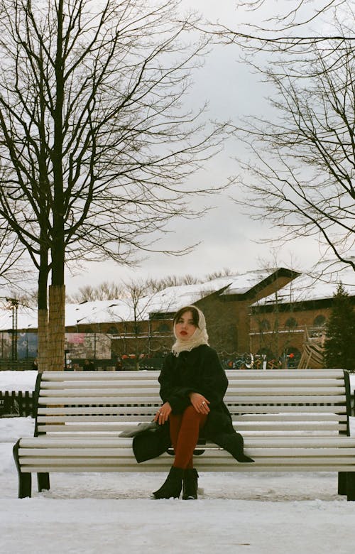 Gratis stockfoto met bank, blanke vrouw, kale bomen