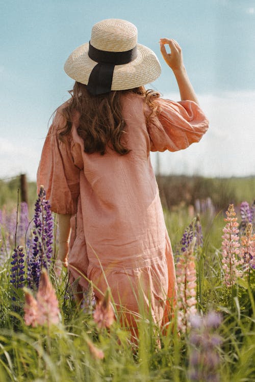 Základová fotografie zdarma na téma dlouhé vlasy, klobouk, květiny