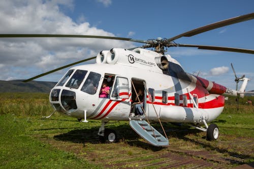 Foto d'estoc gratuïta de camp d'herba, cel blau, helicòpter