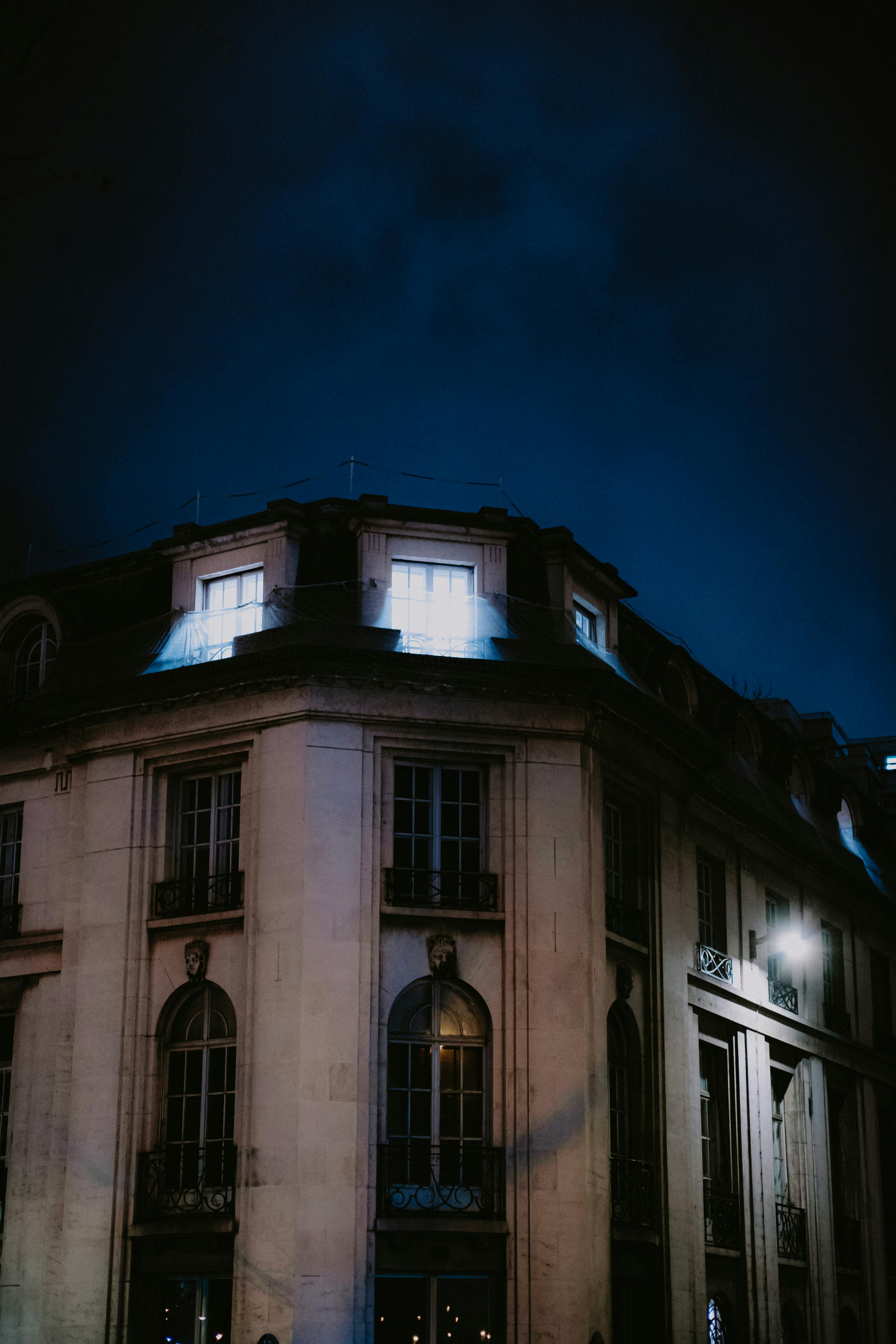 Free A stunning illuminated building facade under a dark night sky, showcasing urban architecture. Stock Photo