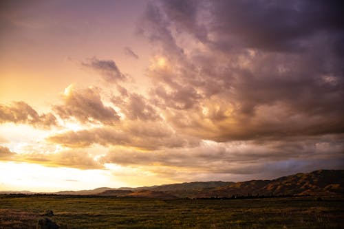 Ücretsiz Altın Saatte Dağ Manzara Fotoğrafçılığı Stok Fotoğraflar