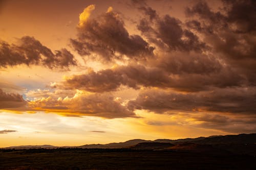 Atardecer Naranja Con Nubes En El Cielo