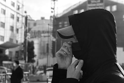 Бесплатное стоковое фото с black amp white, кепка, маска для лица