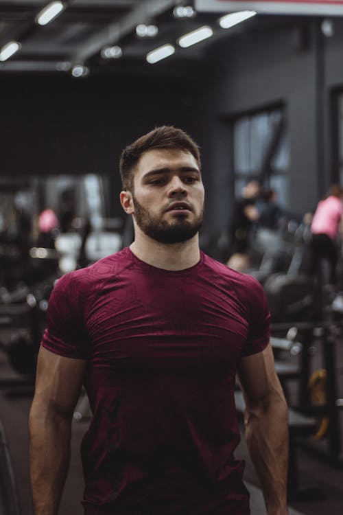 Foto profissional grátis de academia de ginástica, barbado, camisa vermelha