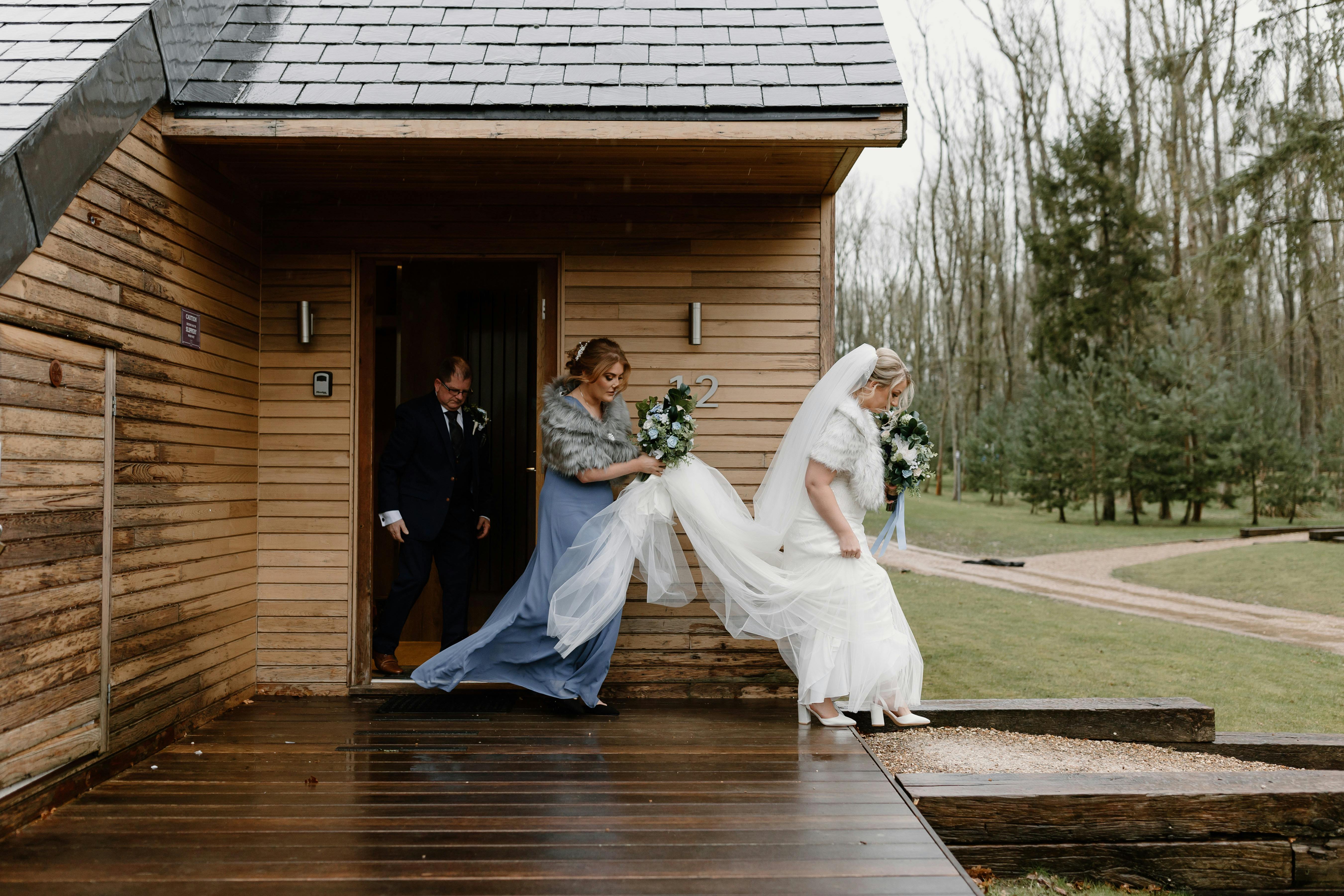 Rustik ahşap düğün masası, ekose masa örtüsü, çam kozalakları, mason jar mumlar, kuru çiçekler ve ağaç dilimi tabak altlıkları ile dağ evi temalı dekorasyon