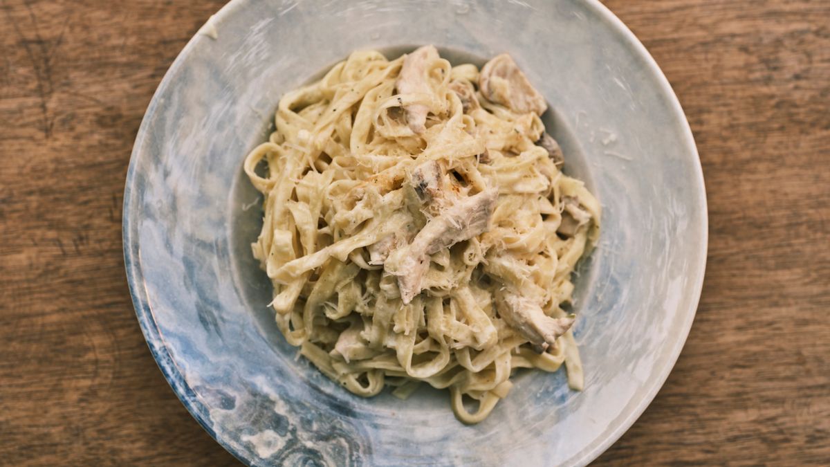 Pasta with cream and canned tuna