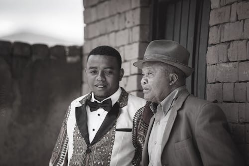 Photo En échelle De Gris De Deux Hommes Portant Des Manteaux