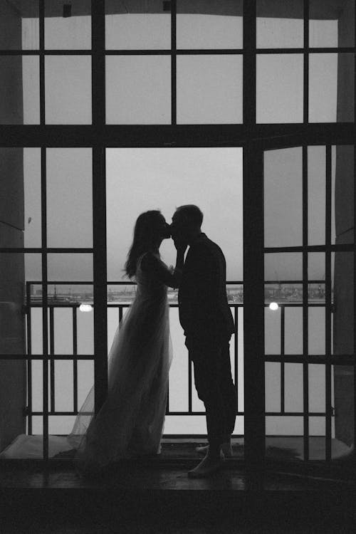 Безкоштовне стокове фото на тему «балкон, вертикальні постріл, весілля»