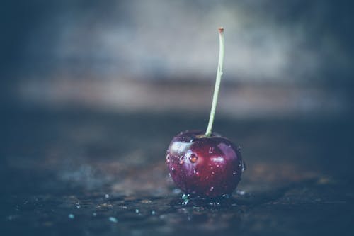 Мелкофокусная фотография красной вишни