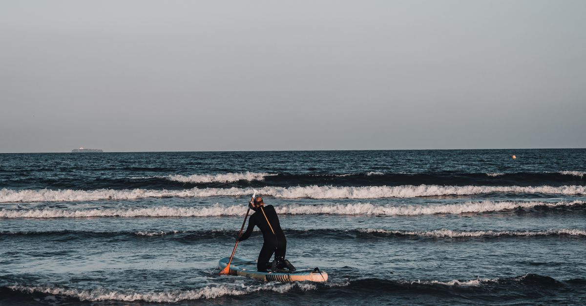 Guy On Inflatable Raft Man on an Inflatable Raft and Rowing in the Sea · Free Stock Photo