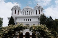 探索这座东正教教堂令人惊叹的建筑，其引人注目的圆顶在明亮的天空映衬下格外醒目