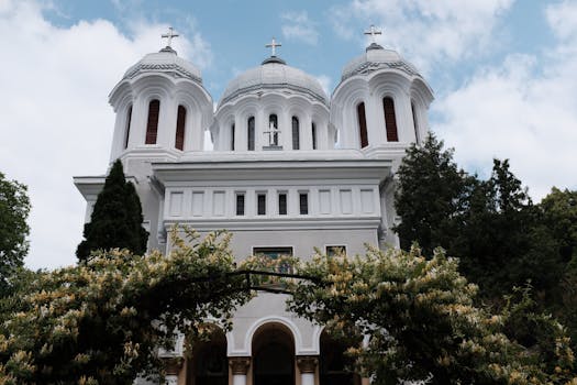 探索这座东正教教堂令人惊叹的建筑，其引人注目的圆顶在明亮的天空映衬下格外醒目