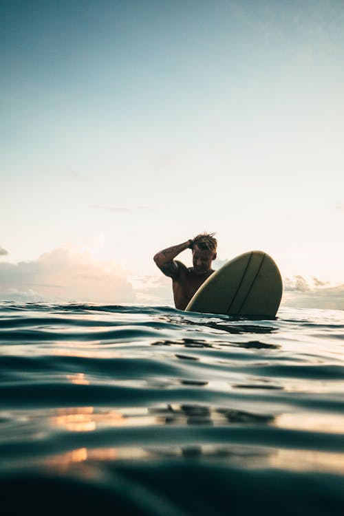 Homme Tenant Une Planche De Surf Blanche