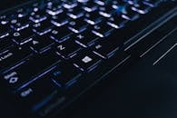 发光笔记本电脑键盘的详细视图，展示了单个按键及其背光效果