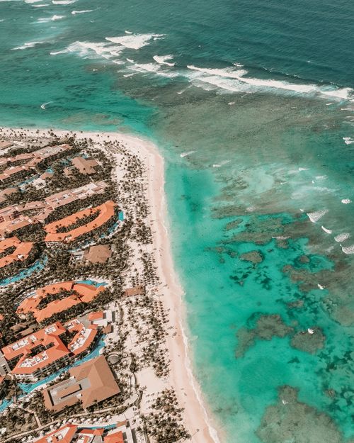 Free Breathtaking aerial image showcasing luxury seaside resorts with vibrant turquoise waters in a tropical paradise. Stock Photo