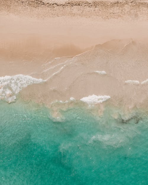 Foto profissional grátis de aerofotografia, água azul-turquesa, areia branca