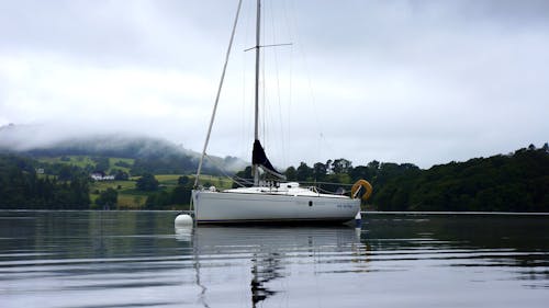 Barco De Pesca Branco No Corpo D'água Durante O Dia