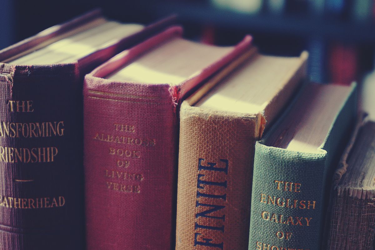Libros abiertos sobre una mesa