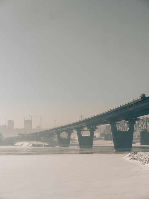 Free A foggy winter view of a bridge in Novosibirsk with an urban backdrop. Stock Photo