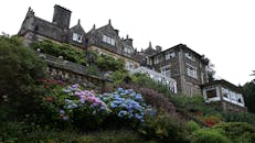 这座庄严的豪宅四周环绕着生机勃勃的鲜花与葱郁的绿植，是田园诗般庄园景象的完美写照